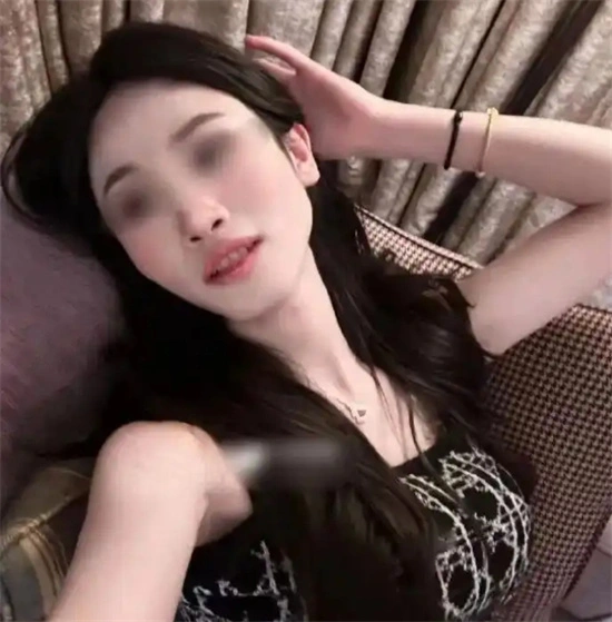 “圣水”揭秘：它在BDSM中的意义与使用方法是什么？ 一